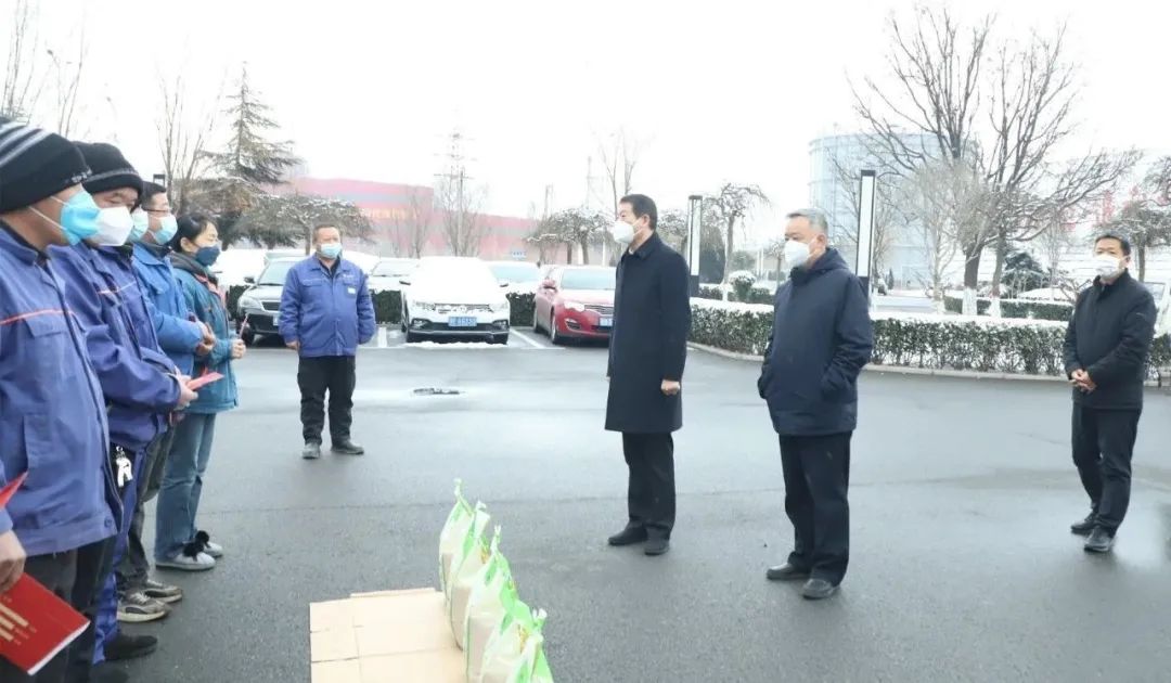 王宝玉书记到必一在线官网（中国）看望慰问职工和劳模李静敏